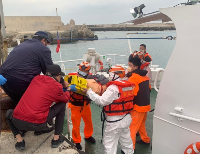澎湖離島居民不適 海巡冒風浪救援送醫