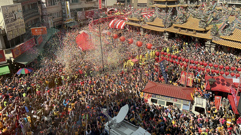 白沙屯媽祖抵達北港朝天宮 人潮夾道場面壯觀