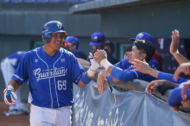 張進德開轟無用 味全龍熱身賽18安猛攻勝出