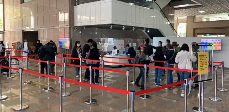 換護照人潮塞爆領務局？外交部：推新制後已緩解