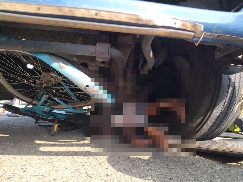 嘉縣大貨車與腳踏車碰撞 騎士連車捲入車底命危