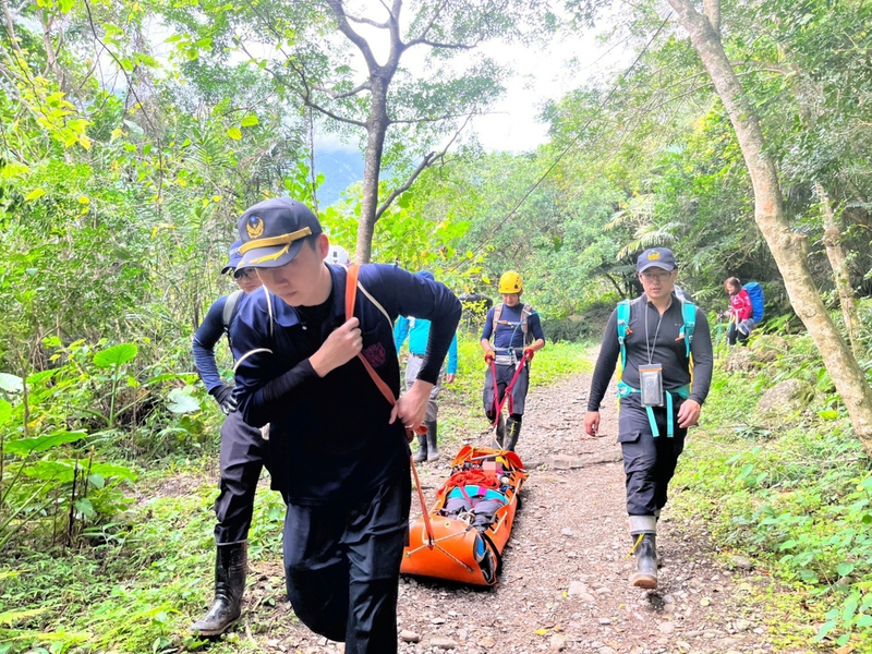 登清水斷崖步道女山友腳扭傷 警義消接駁下山送醫