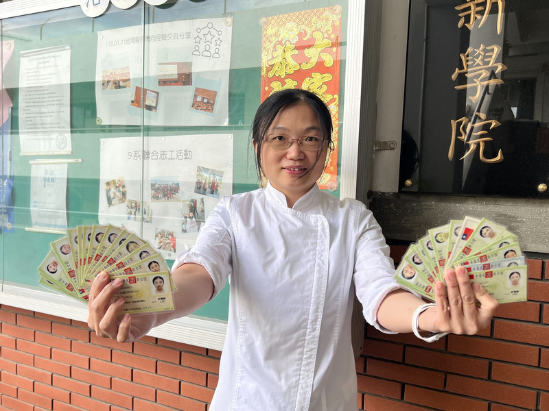 弘光科大講師許珮綺擁12張食品乙級證照 完成拼圖