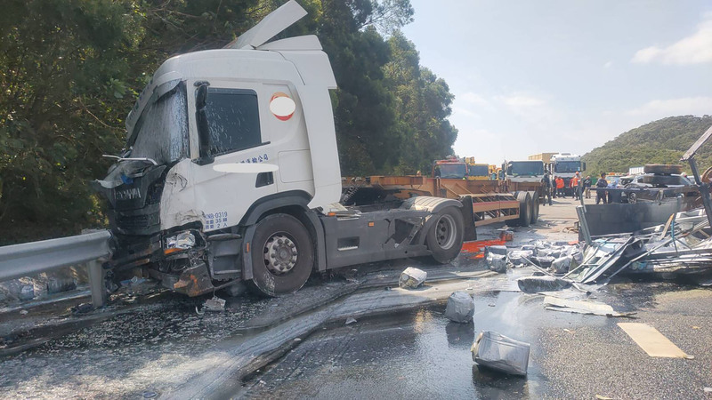 國3香山路段聯結車連撞6車 釀1死3輕重傷