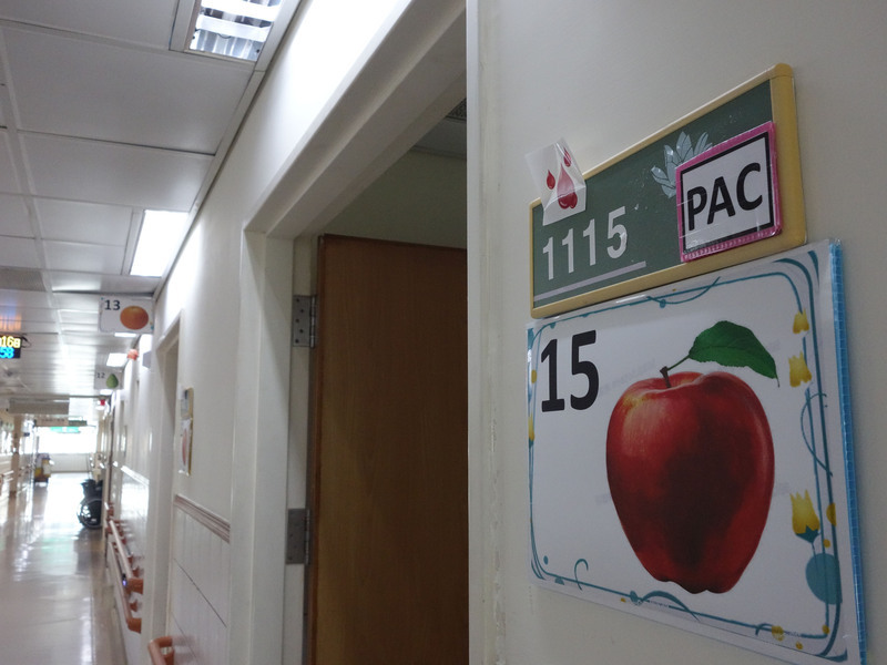 大林慈濟醫院蔬菜水果圖貼病房口 長輩不再迷路