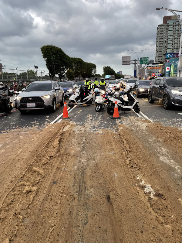 淡水砂石車掉土道路大量淤泥 4機車騎士滑倒送醫