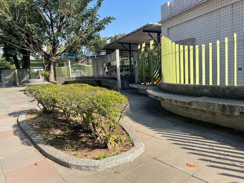 校外通學步道飄尿騷味 竟是清潔隊員便溺