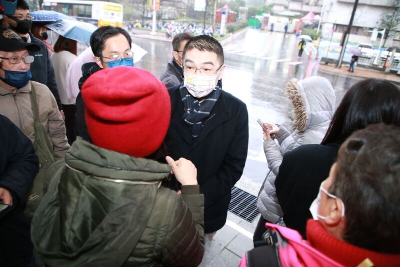 謝國樑排隊搭9026客運 通勤族反映等1小時快遲到