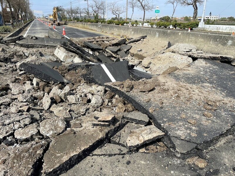嘉義164縣道柏油路面爆開疑氣爆 偵測無可燃性氣體