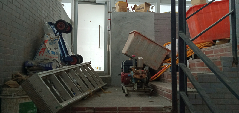 北市府地下停車場樓梯堆雜物 議員指恐影響疏散