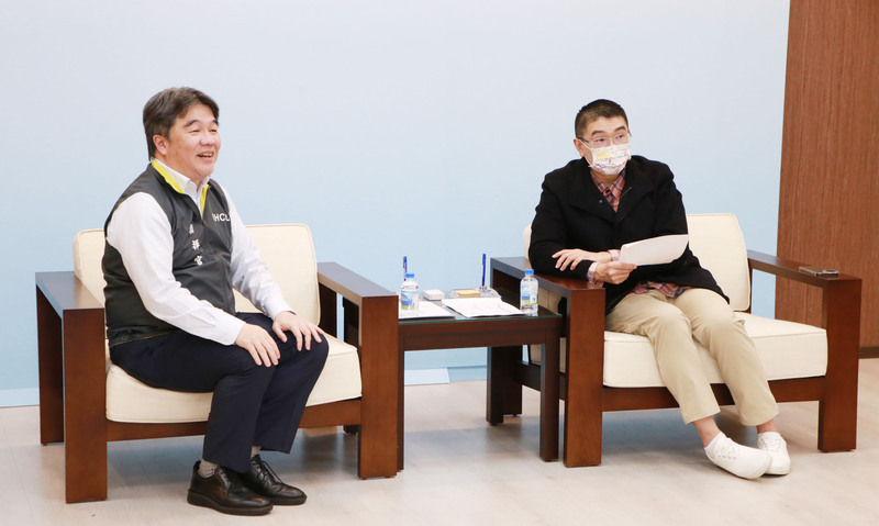 王必勝訪基隆市推「疫苗+1」 謝國樑願帶頭接種