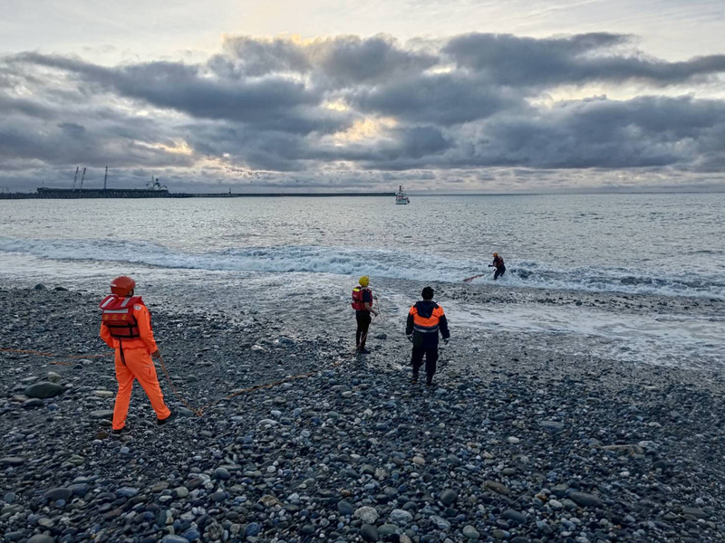 花蓮北濱公園女遊客遭浪捲入海 傷重送醫不治