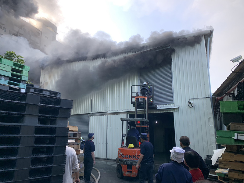 台中食品容器廠大火延燒民宅 警消撲滅無人傷亡