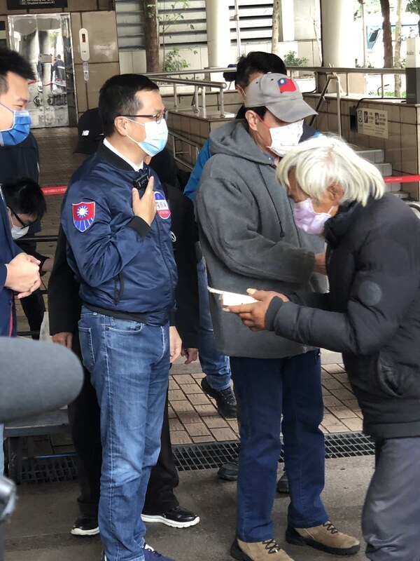 羅智強同框馬英九　發送餐盒關懷街友