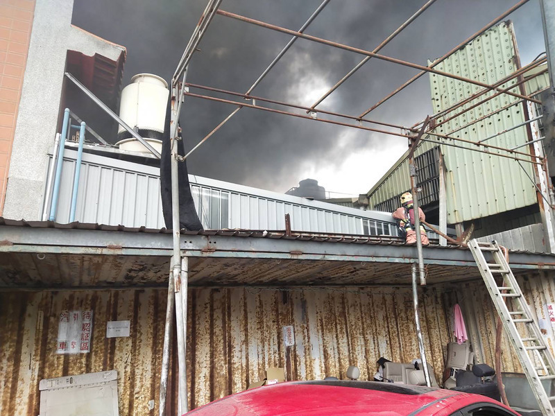 新北八里輪胎廠大火濃煙嗆鼻 大崁國小緊急停課