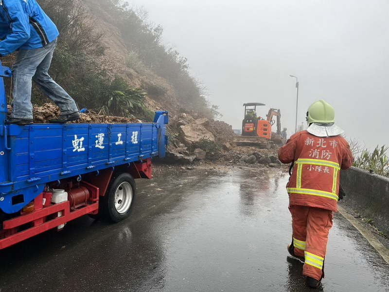 新北瑞芳金水公路2.1K坍方 估下午3時搶通