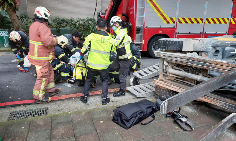 駕駛堆高機上小貨車翻覆 新北新店男子遭壓命危