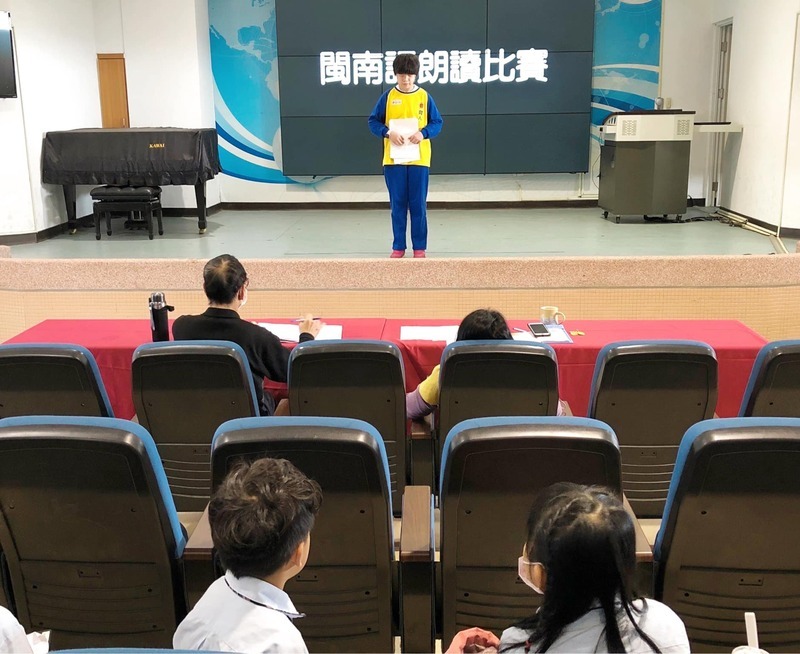 嘉市小學生克服視障 比賽閩南語朗讀令人動容