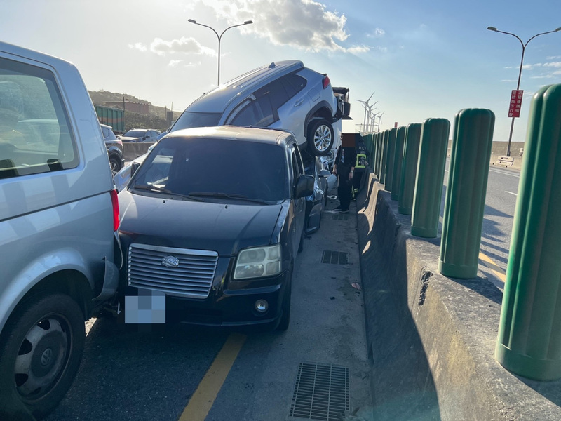 台61線林口段6車追撞7輕傷 警消救援疏導交通