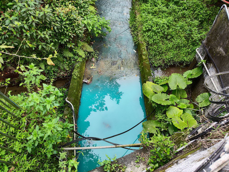 廠商油漆染藍雙溪 新北環保局：最重可罰300萬