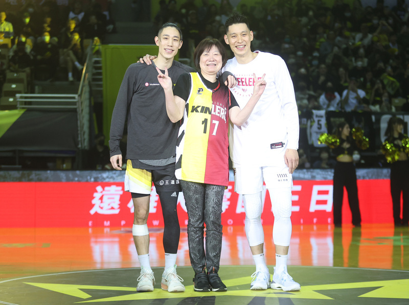 林書豪、林書緯兄弟對決 媽媽穿特製球衣加油