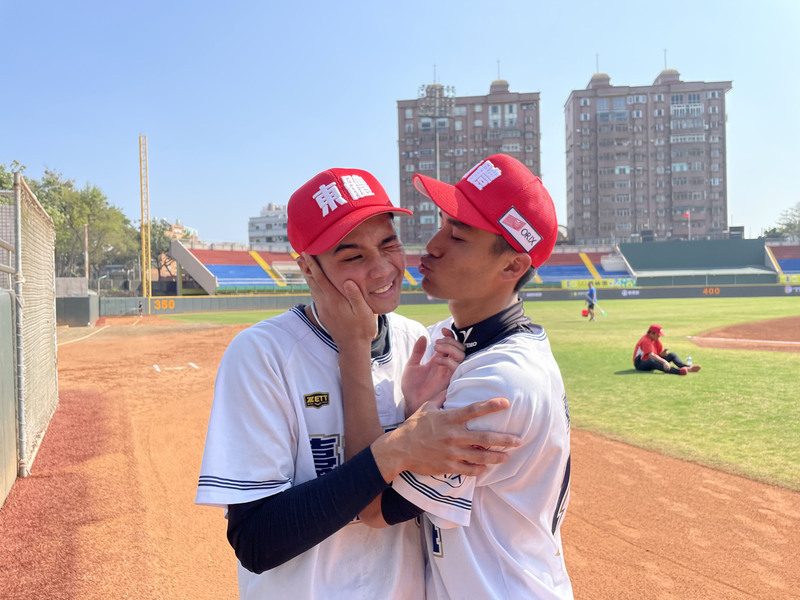 東體陽崧儒木棒聯賽完封勝 獻吻感謝陽念祖