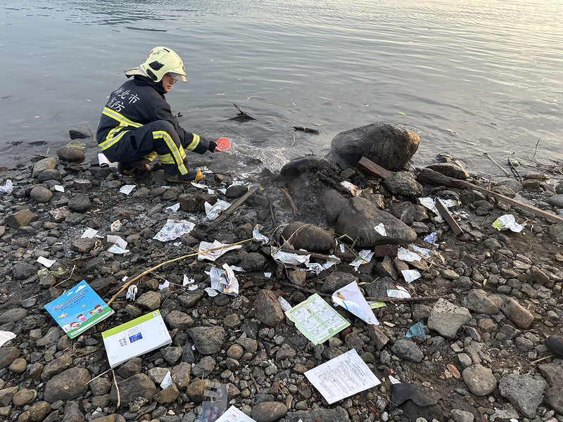 歡慶期末考結束 淡水8國中生河邊燒課本遭報警