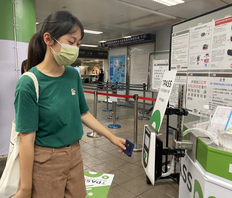 通勤月票上路首日 觀光客也買來用