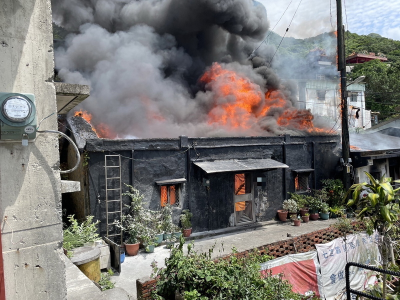 新北瑞芳民宅火警 救出男子命危送醫