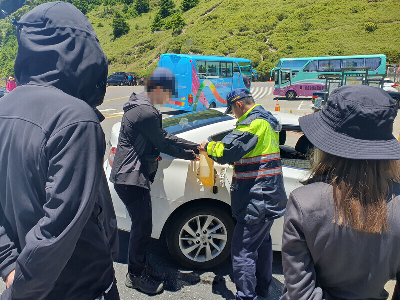 合歡山區湧車潮意外連連 警來回奔波解遊客燃眉之急