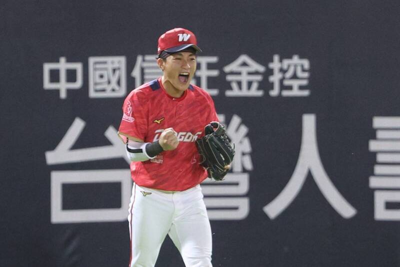 郭天信美技飛撲擋下追平分 味全龍擊退兄弟