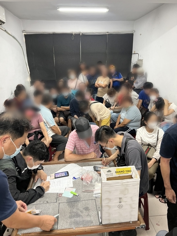 高雄警破獲快閃賭場逮48賭客 7旬嬤也來試手氣