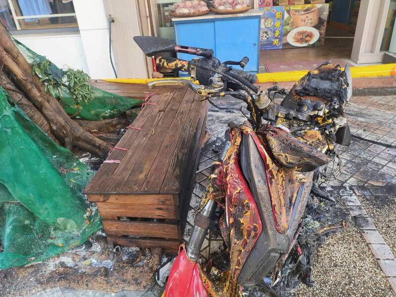 微型電動二輪車停放馬公鬧區 中午突起火幸無人傷