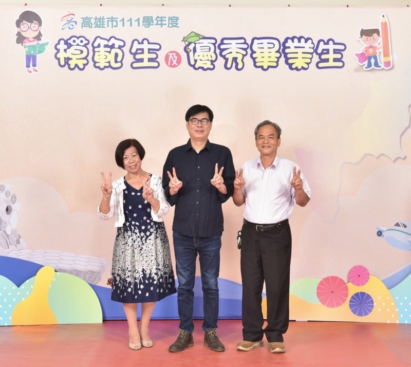 高雄市模範生頒獎合影 75歲學生勤學獲獎