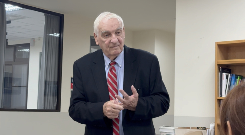 為台灣人情味留台18年 美籍外師每月捐薪助弱勢生