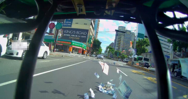 台中外送員疑闖紅燈掉落12萬元現金 警協助尋回