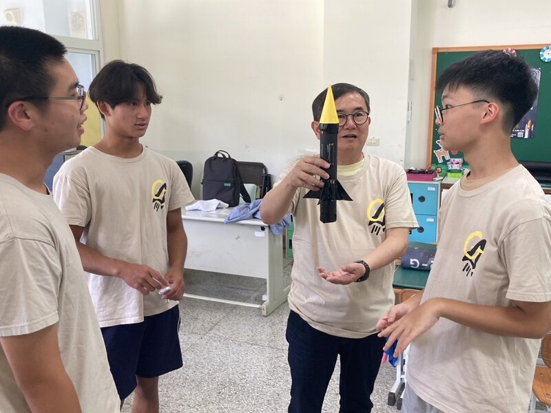東中Astro g團隊火箭發射體驗營 劉櫂豪加油打氣