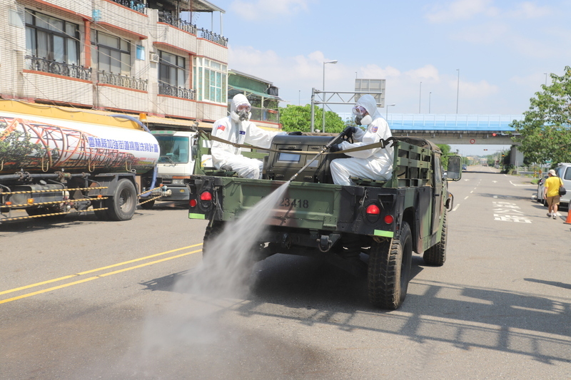 防登革熱化學兵進駐古坑清消 雲縣府稽查積水容器