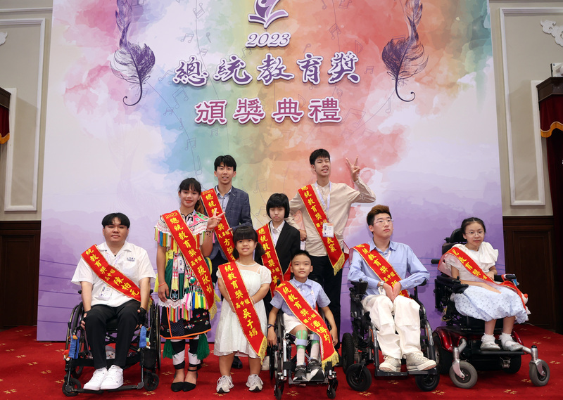 蔡總統頒總統教育獎：學生的堅持創造克服難關的力量