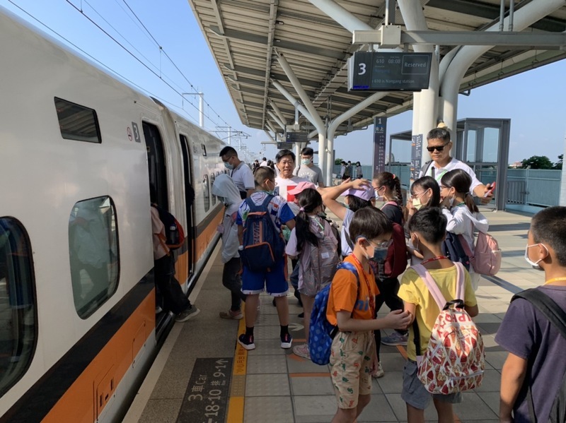 高鐵嘉義站贊助弱勢學童 台北學習之旅增廣見聞
