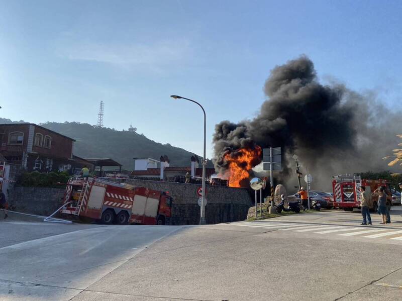 南竿鄉馬祖酒廠空地棧板起火 無人傷亡