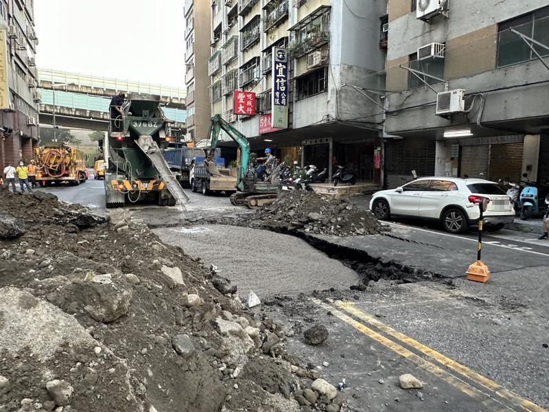 北市南京西路天坑回填完成 預計下午恢復通行