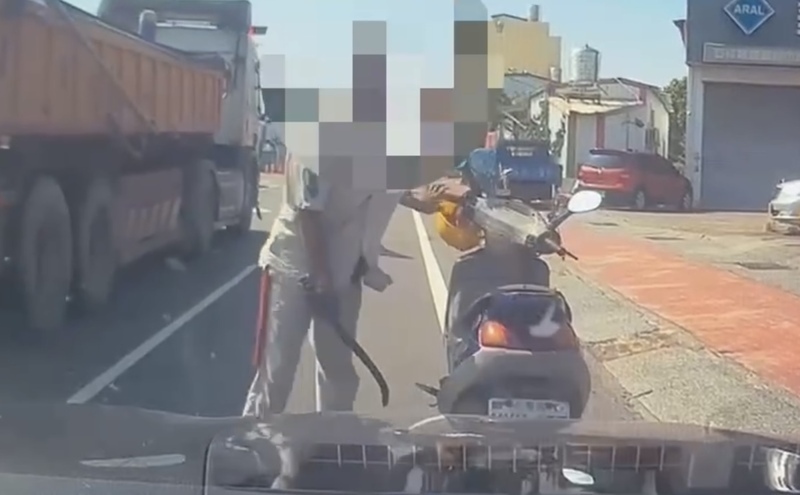 男子騎車違規不服攔檢持刀襲警 苗警開9槍逮人