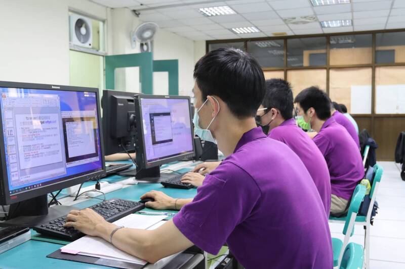 助青年跨域學習全端網頁設計 中彰投分署開設專班