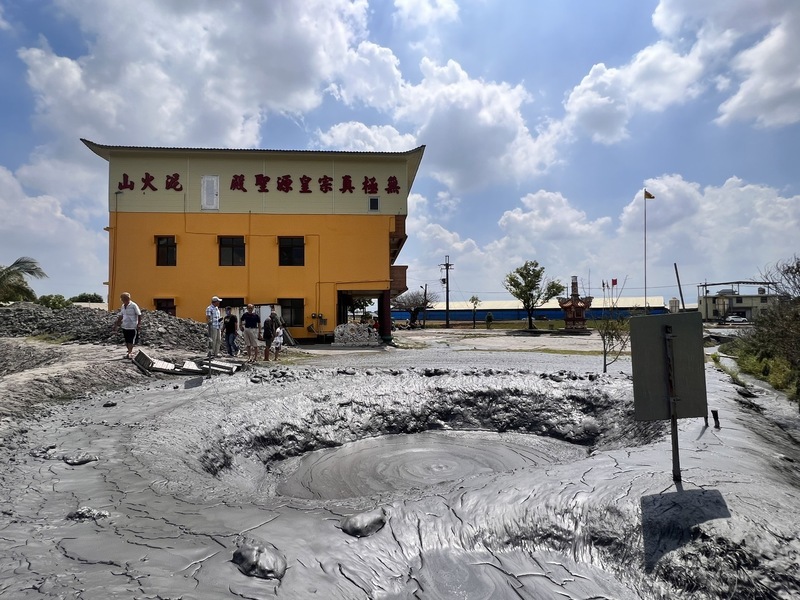 屏東萬丹泥火山噴發3公尺高 泥漿漫流農田寺廟