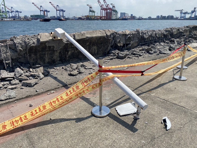 貨櫃船出高雄港發生擦撞 導航燈、護岸等多處損壞