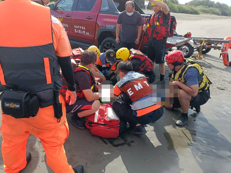 漂浮台南四草大橋下出海口 疑溺水女子命危送醫