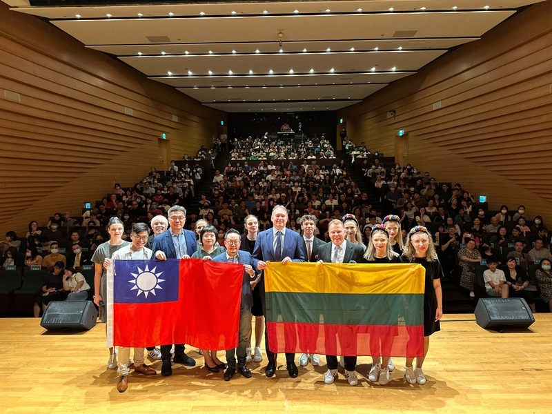 立陶宛人聲樂團巡台終站 吟唱「望春風」