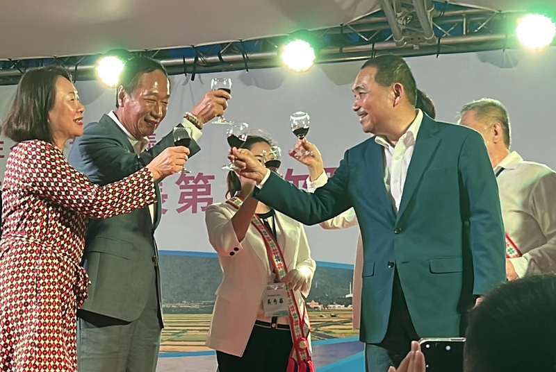 主動向郭台銘敬酒 侯友宜喊2人重情重義重承諾