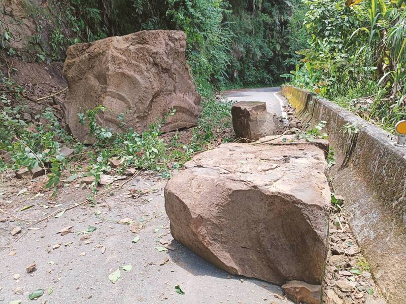 嘉義166縣道73K巨石崩落 僅單線通車
